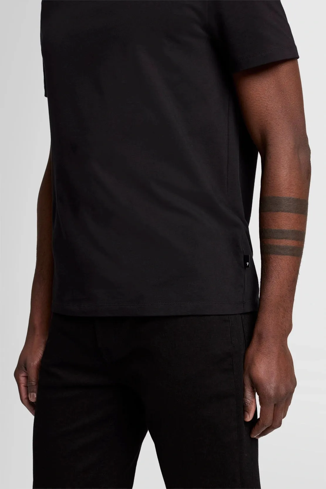 7 FOR ALL MANKIND - LUXE PERFORMANCE T-Shirt in Black JSIM237LBK