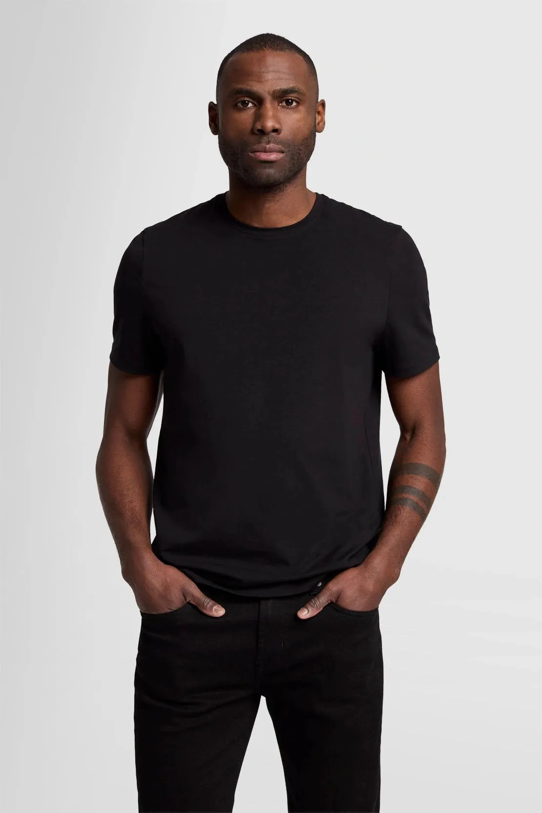7 FOR ALL MANKIND - LUXE PERFORMANCE T-Shirt in Black JSIM237LBK
